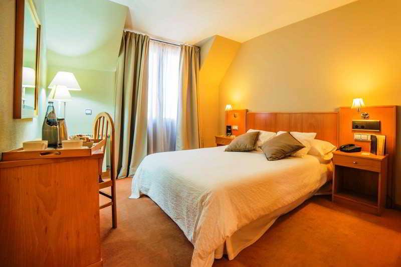 Alda Castelao Hotel 3*